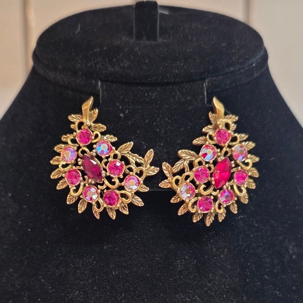 VTG‎ Emmons Pink Aurora Borealis Rhinestones Gold Tone Clip On Earrings Paisley